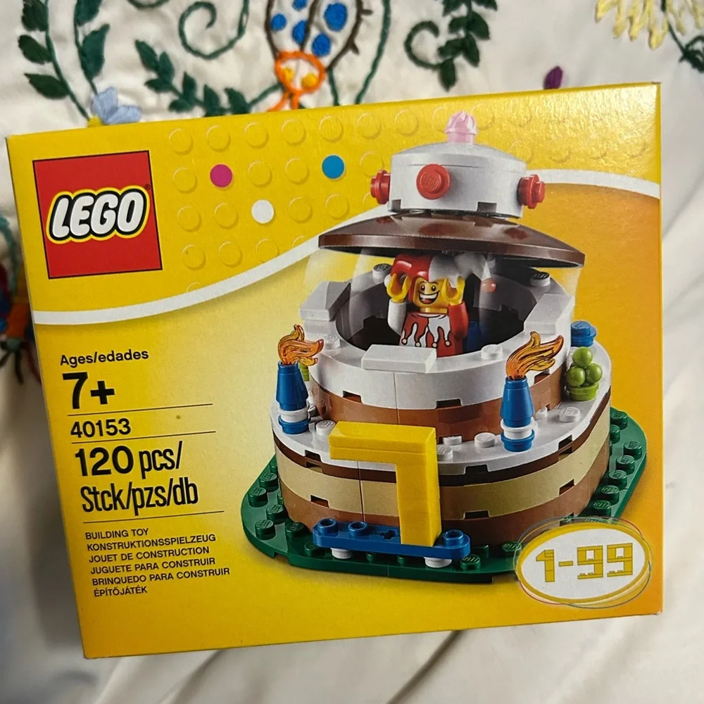 Retired, new LEGO® Iconic Birthday Table Decoration - Picture 1 of 11